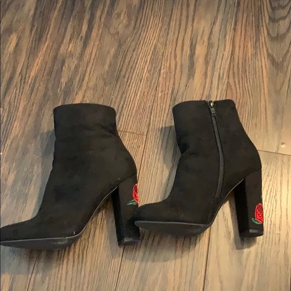 Black heeled booties with rose detailing - Picture 4 of 4